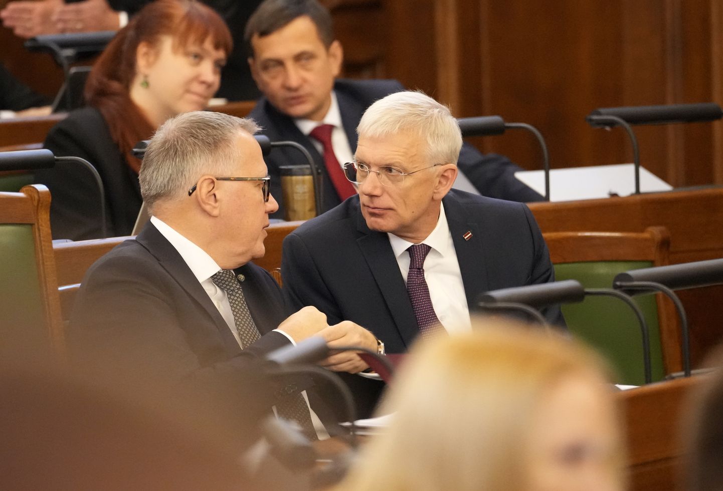 Finanšu ministrs Arvils Ašeradens (no kreisās) un ārlietu ministrs Krišjānis Kariņš Saeimas sēdē, kur otrajā lasījumā skata 2024. gada valsts budžetu un budžeta ietvaru 2024., 2025. un 2026. gadam.