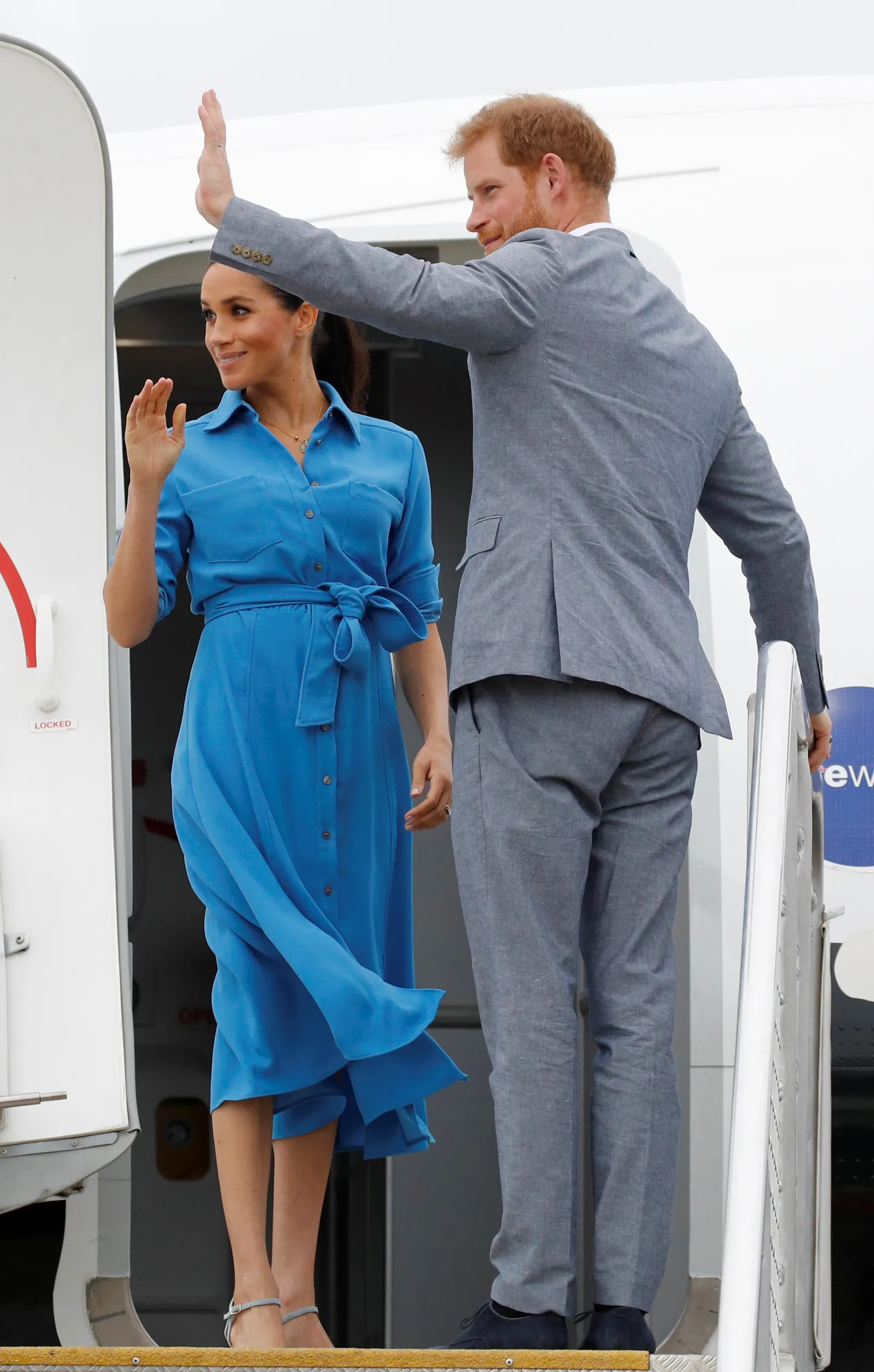 Meghan ja Harry lahkuvad Tonga Fua'amotu rahvusvahelisest lennujaamast. Veel ei tea nad, et sihtkohta jõudmisega tuleb raskusi.