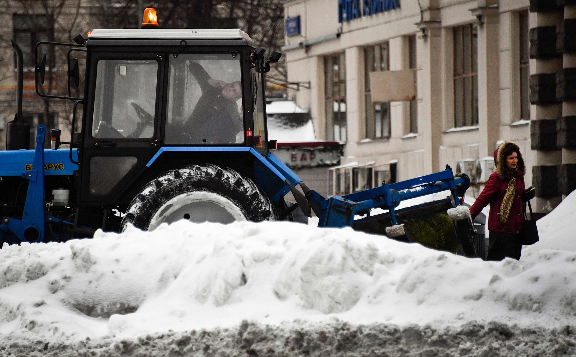 Снегоуборочный трактор в России. Иллюстративное фото.