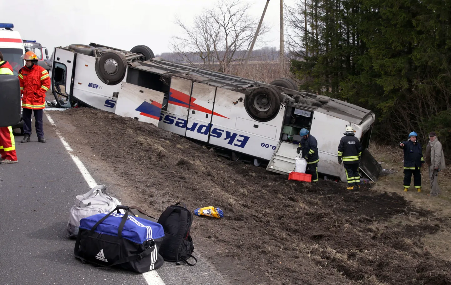 Pärnumaal Tori vallas Seljal sõitis täna kell 11 kraavi Peterburi suundunud AS Sebele kuuluv liinibuss. Bussis viibis kümmekond inimest, kellest kiirabi toimetas haiglasse kontrollimisele viis.