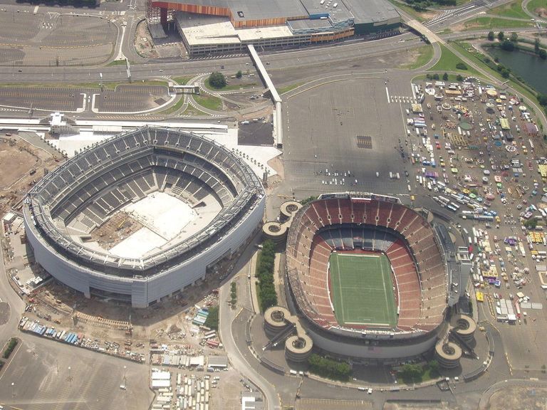 Ehitamisel olev MetLife staadion (vasakul) ning viimast aastat kasutuses olev Giants Stadium (paremal) 2009. aastal.