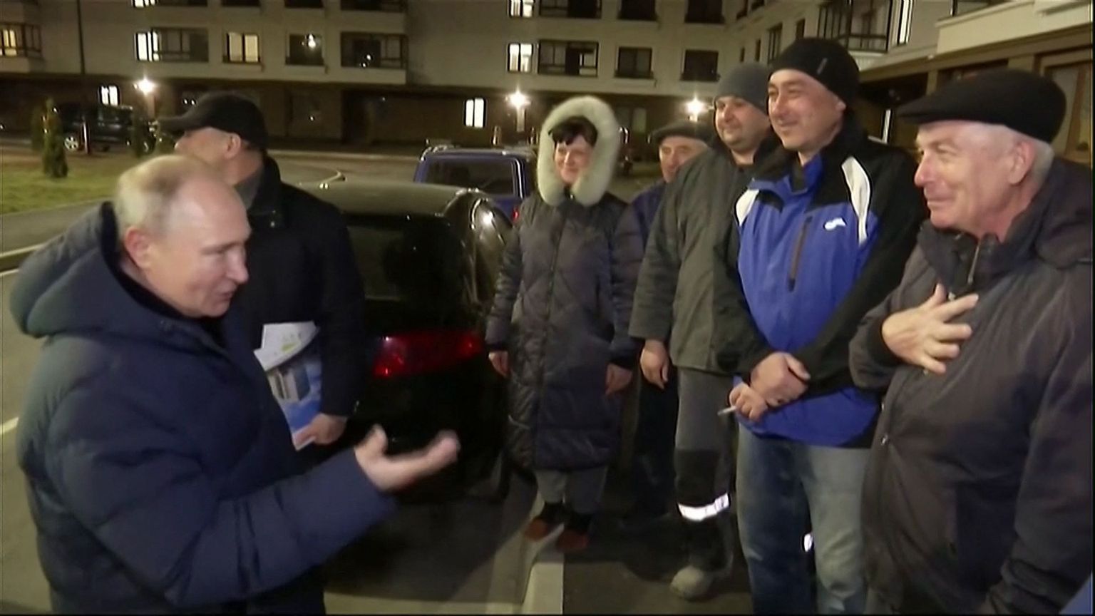 Vene president Vladimir Putin kohtub öösel Mariupolis väidetavate kohalike elanikega.