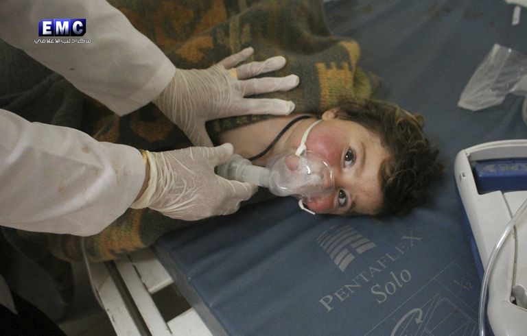 Khan Shaykhunis toimunud keemiarünnakus kannatada saanud laps hapnikku sisse hingamas.