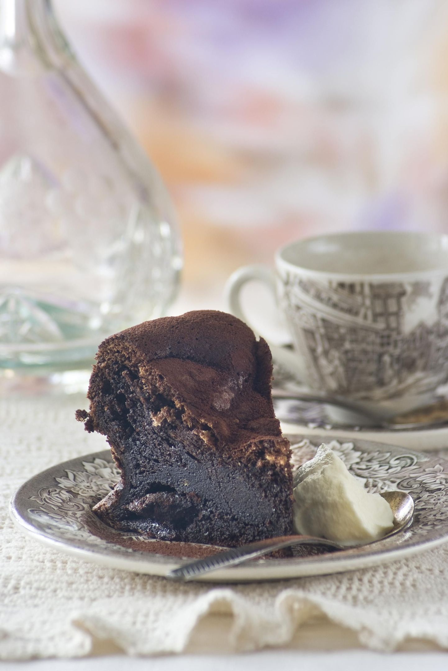 Сочный пирог с черносливом и шоколадом