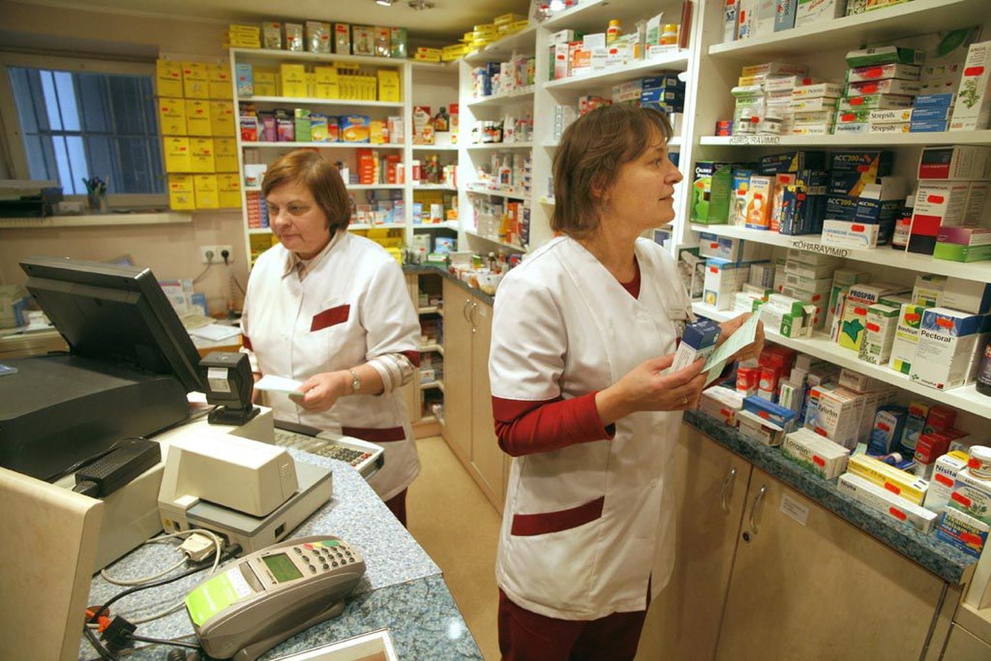 Pärnu perearstikeskuses väljastatud digiretsepti alusel saab ravimid kätte samas majas asuvast apteegistki. Pildil farmatseut Helgi Kabin (vasakul) ja proviisor Tiia Tammekänd.