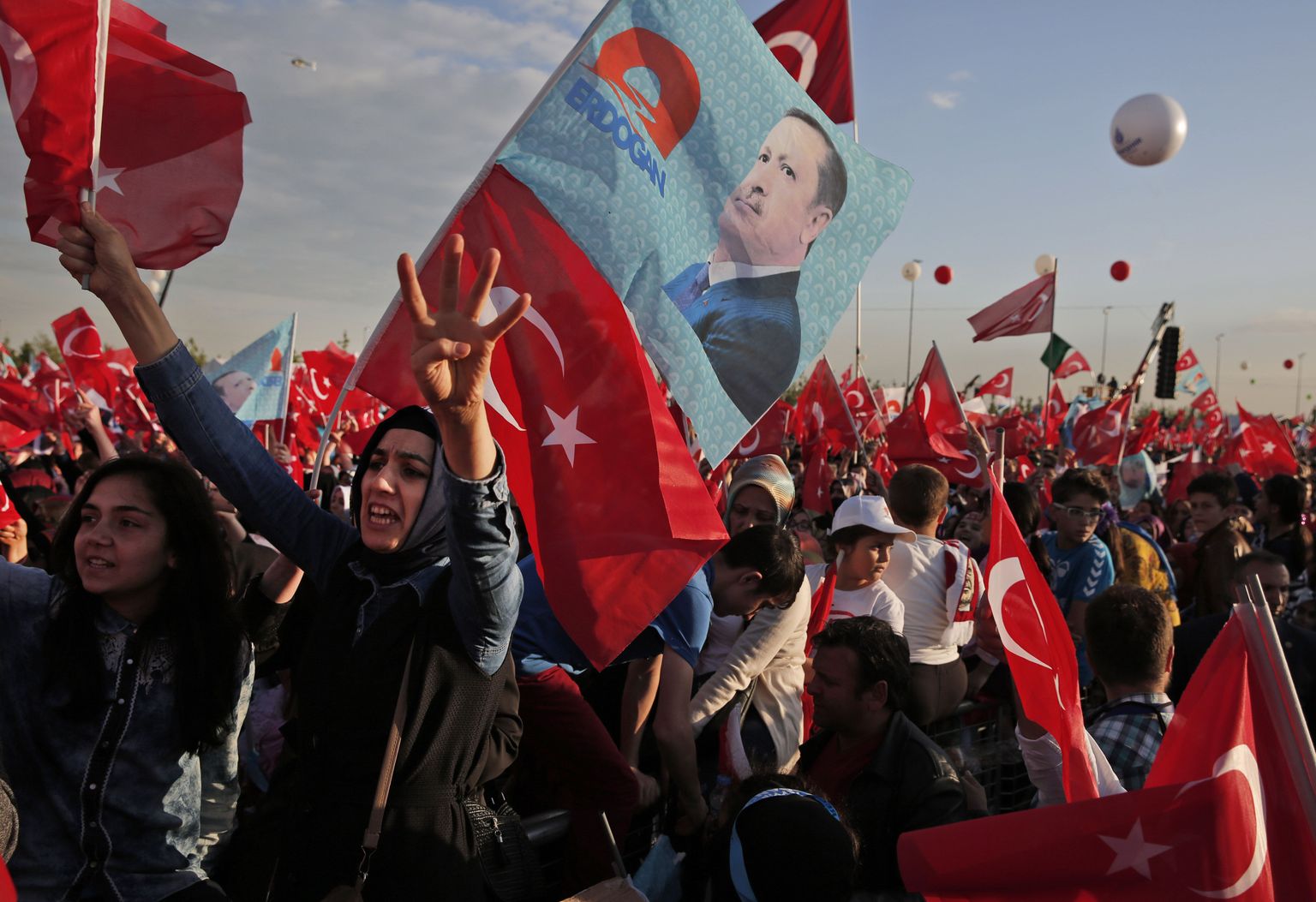 AKP poolehoidjad üleeile Konstantinoopoli vallutamise aastapäeval lustimas.