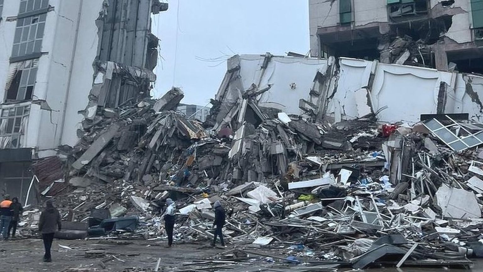 Многоквартирный дом был сильно разрушен в портовом городе Искендерун
