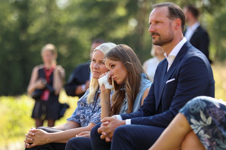 Norra kroonprintsess Mette-Marit, printsess Ingrid Alexandra ja kroonprints Haakon juulis 2021