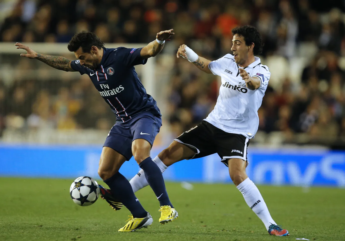 PSG ründaja Ezequiel Lavezzi (vasakul) võitleb Valencia poolkaitsja Daniel Parejoga.