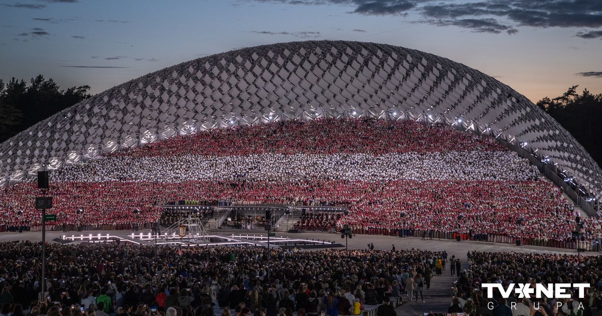 FOTO Emocionāli un krāšņi: koru lielkoncerts 