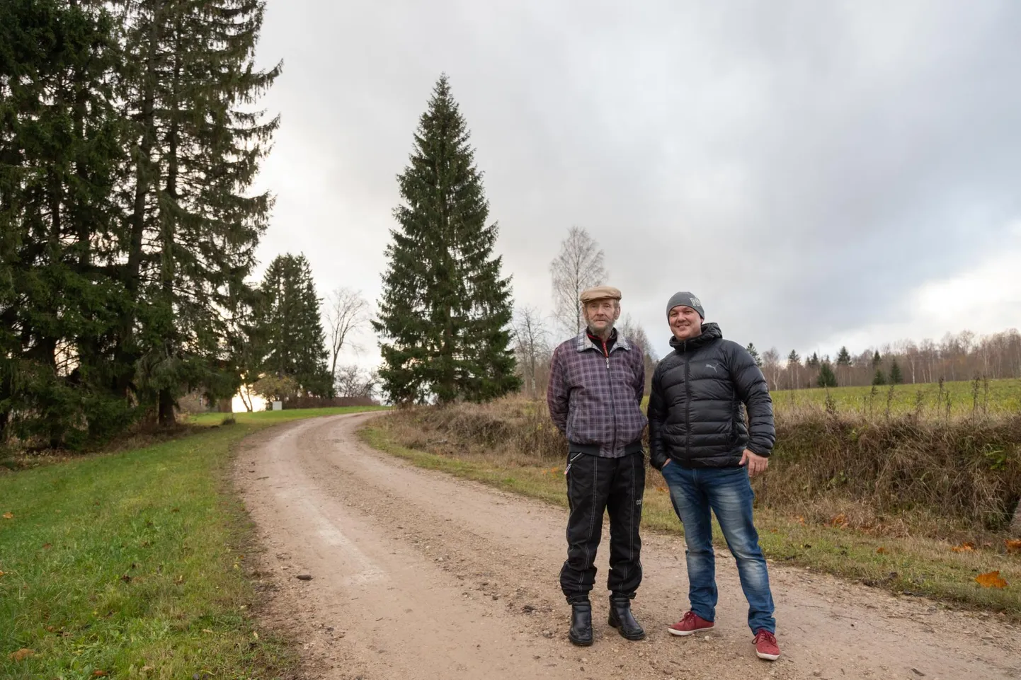 Viljandi tänavune jõulukuusk ning selle omanikud, Siimu talu vana- ja noorperemees Elmu ja Aivar Prii.