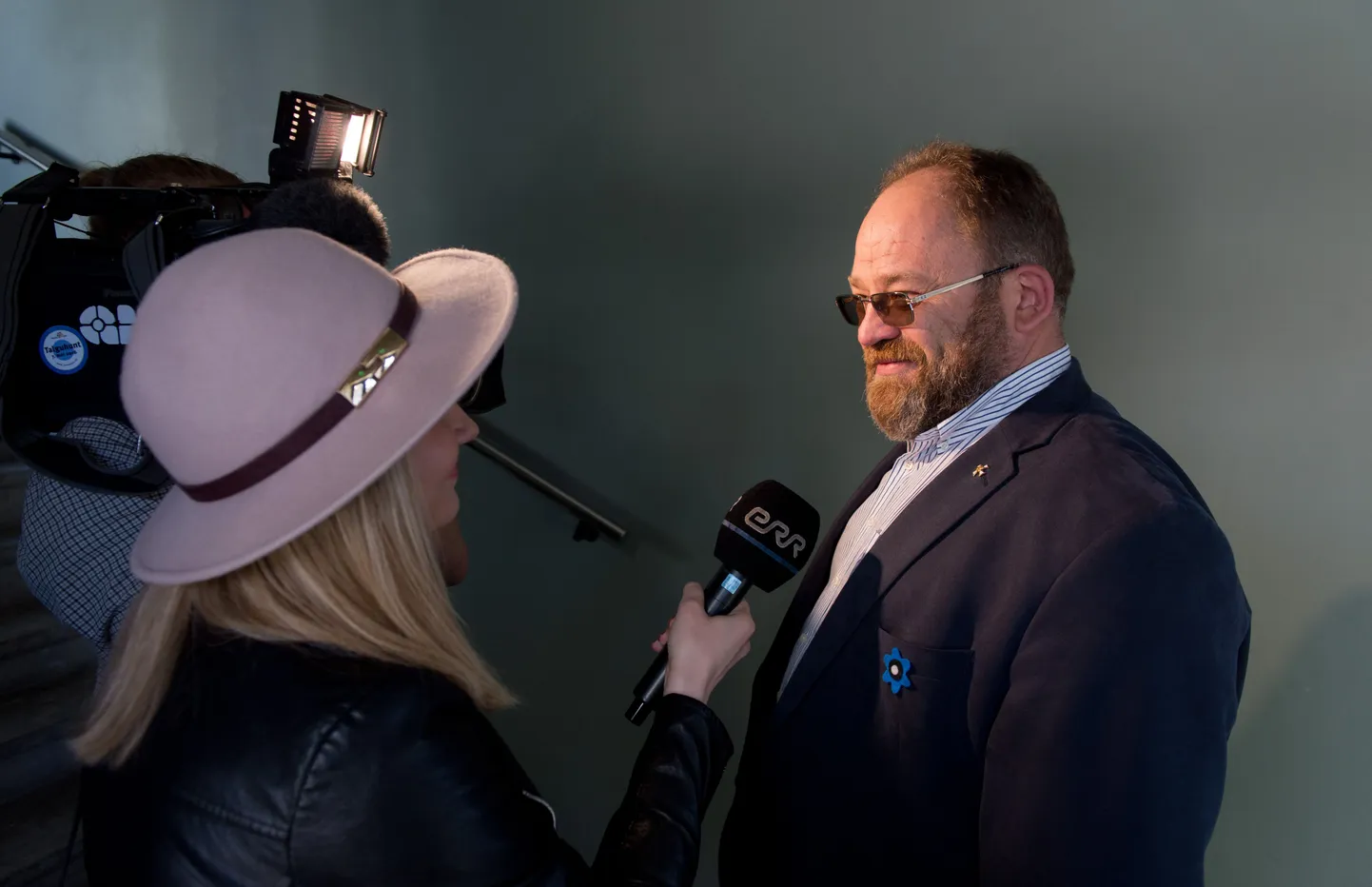 Neinar Seli intervjuud andmas.