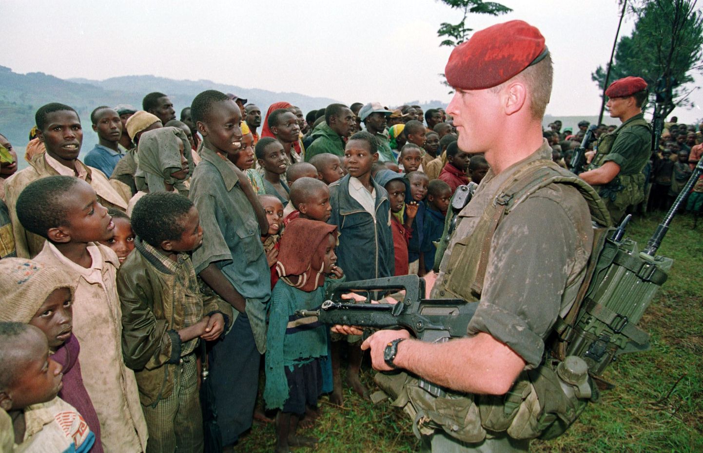 Prantsuse sõdurid 1994. aasta aprillis valvamas Niashishi põgenikelaagrit Rwandas.