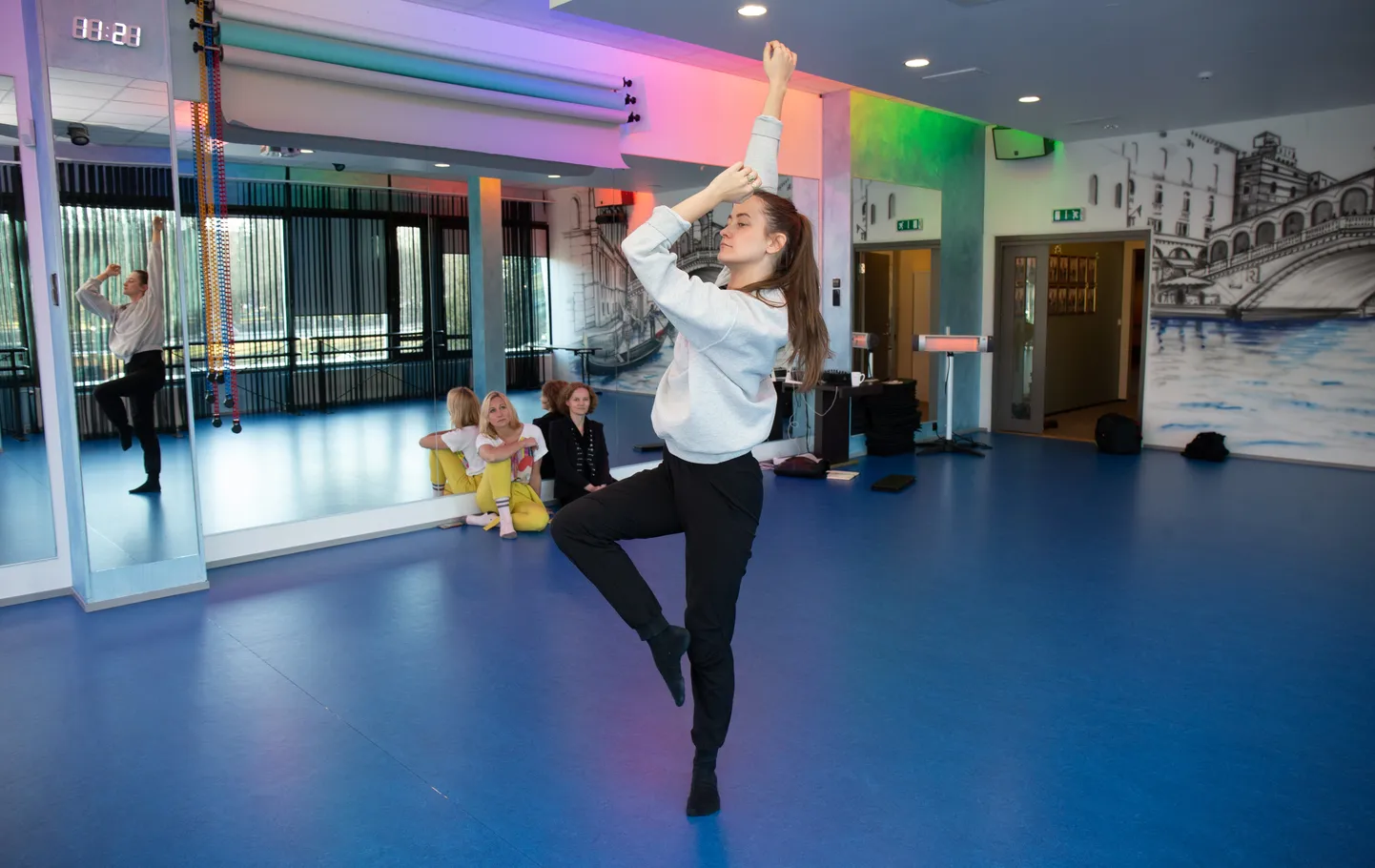 Tantsuprogrammi «Dance tunnel» esimese residendi Kaisa Kattai proovi jälgisid eelmisel nädalal uue kultuuriprogrammi eestvedajad, Tartu tantsuakadeemia juht Krõõt Kiviste (vasakul) ja Tallinna tantsuteatri eestvedaja Heili Lindepuu.