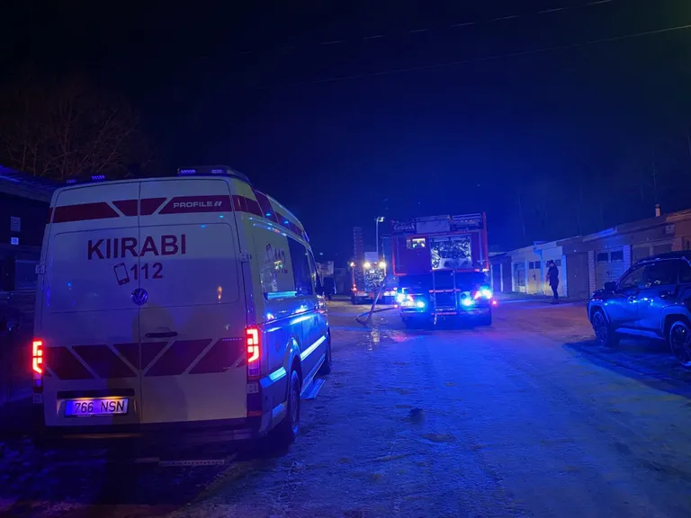 Päästjad said väljakutse Rakvere linna Sooserva tänava garaažide juurde.