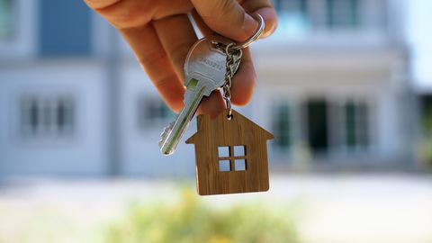 ЮРИСТ ПО НЕДВИЖИМОСТИ ⟩ Имеет ли покупатель недвижимости право требовать от продавца устранения недостатков?