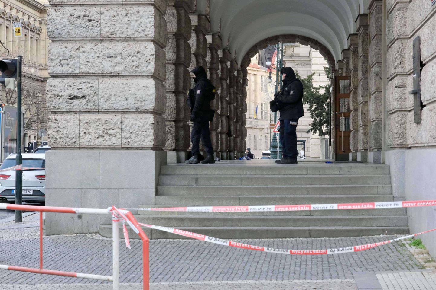 Politseinikud päev pärast 14 inimese elu nõudnud massitulistamist Praha Karli ülikooli juures.