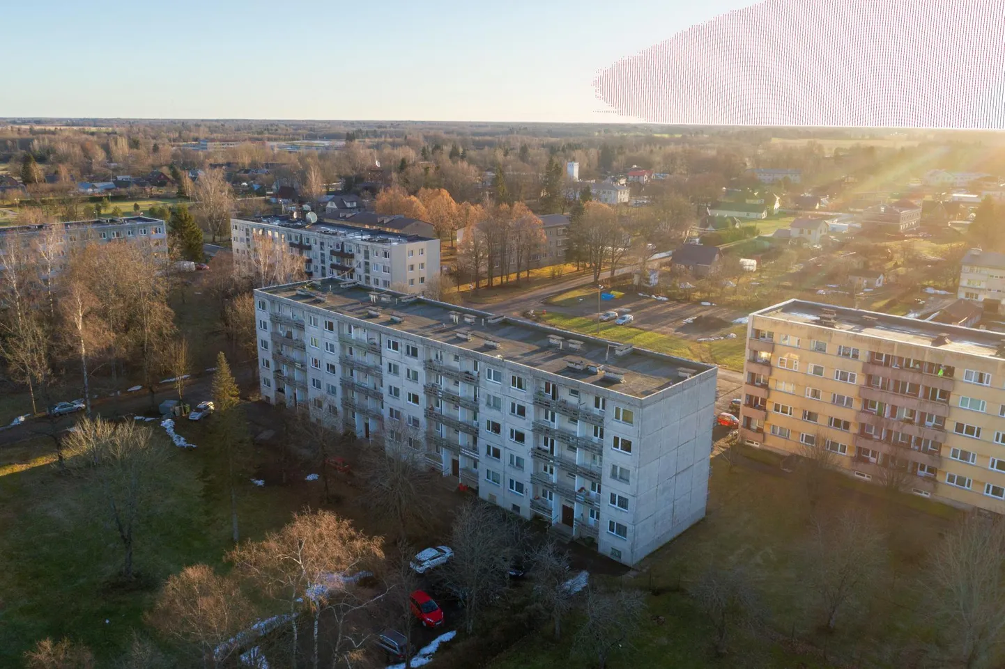 Kõnealune kortermaja on Võhma paneelmajarajoonis. Vigastada saanud lapsed elasid kohalike sõnul kõrvalmajas.