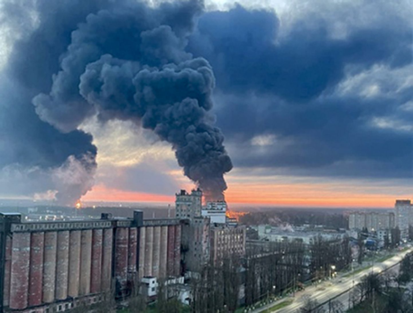 25. aprīļa ugunsgrēks Brjanskā, kad sprādziena rezultātā sāka degt dīzeļdegvielas pārsūknēšanas stacija pie naftasvada.