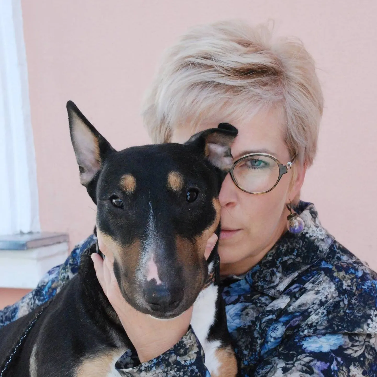 Tiina Kukk koeraga.