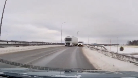 VIDEO ⟩ Maanteel surmasõitu teinud kaubikujuht jäi vahele tänu sotsiaalmeediale ja sai kopsaka trahvi
