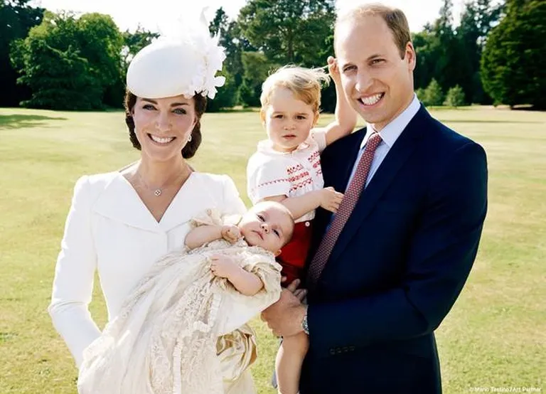 Oficiālās Kembridžas princeses Šarlotes kristību fotogrāfijas