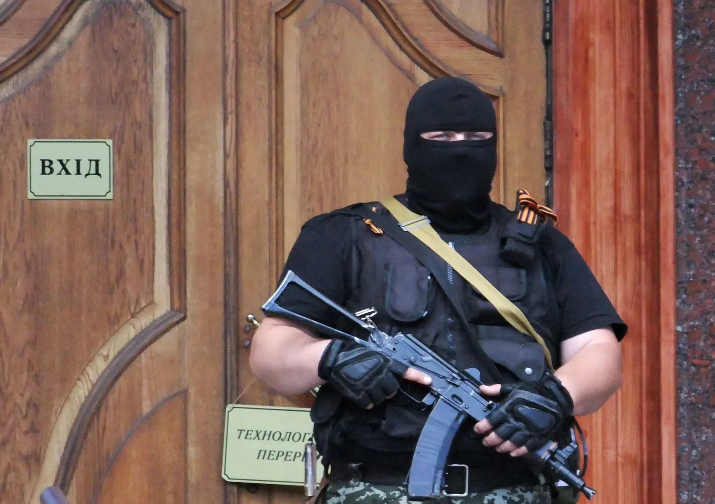 Separatist Donetskis Ukraina keskpanga hoone juures.