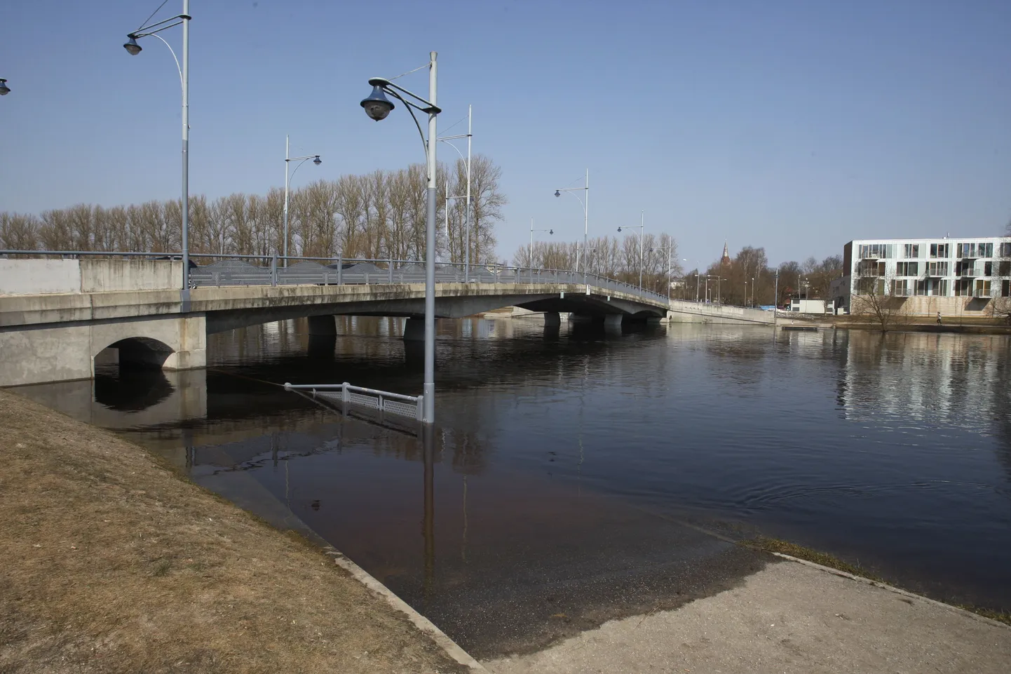 Kroonuaia silla juurest vette läinud mees võib olla uppunud.