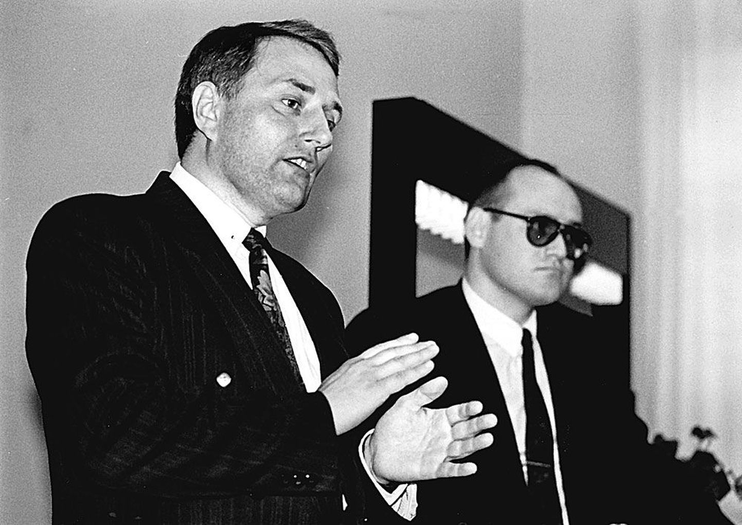 Pankur Rein Kaarepere (1954–1998) ühel Tartu Kommertspangaga seotud pressikonverentsidest sündmusterohkel 1992. aastal. Paremal toonane kolleeg Raivo Vare.