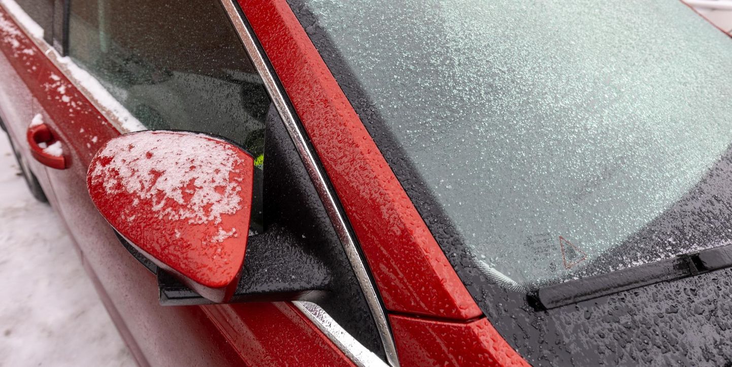 Teisipäeval sadanud jäävihm muutis teed ohtlikuks nii autodele kui jalakäijatele ning rüütas parkivad sõidukid jääga.