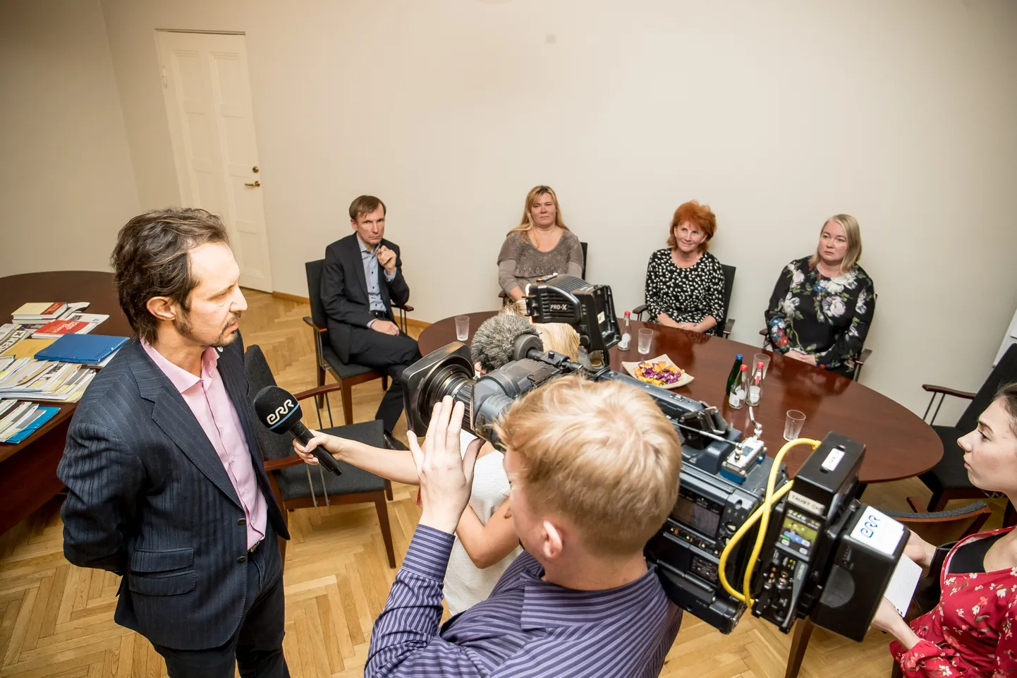 Indrek Saar jagamas kommentaare päeval, mil ministeerium Eesti Kontserdi nõukogu tagasi kutsus.