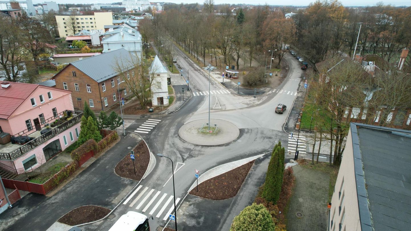 Julius Kuperjanovi tänav suubub sügisel 2022 ringristmikule ja peale seda kitsukesele teele (ülal vasakul), mida mööda pääseb vaksali juurde.