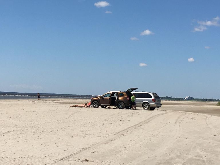 Pärnus Raeküla rannas sõitis kaks autot otse veepiirile.