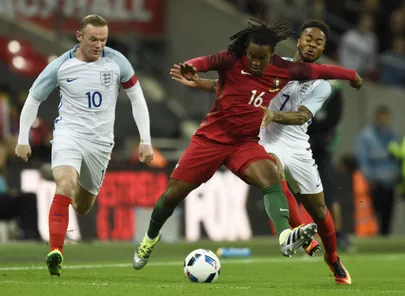 Portugali tulevikumees Renato Sanches (tumepunases) heitlemas inglastega. Foto: SCANPIX
