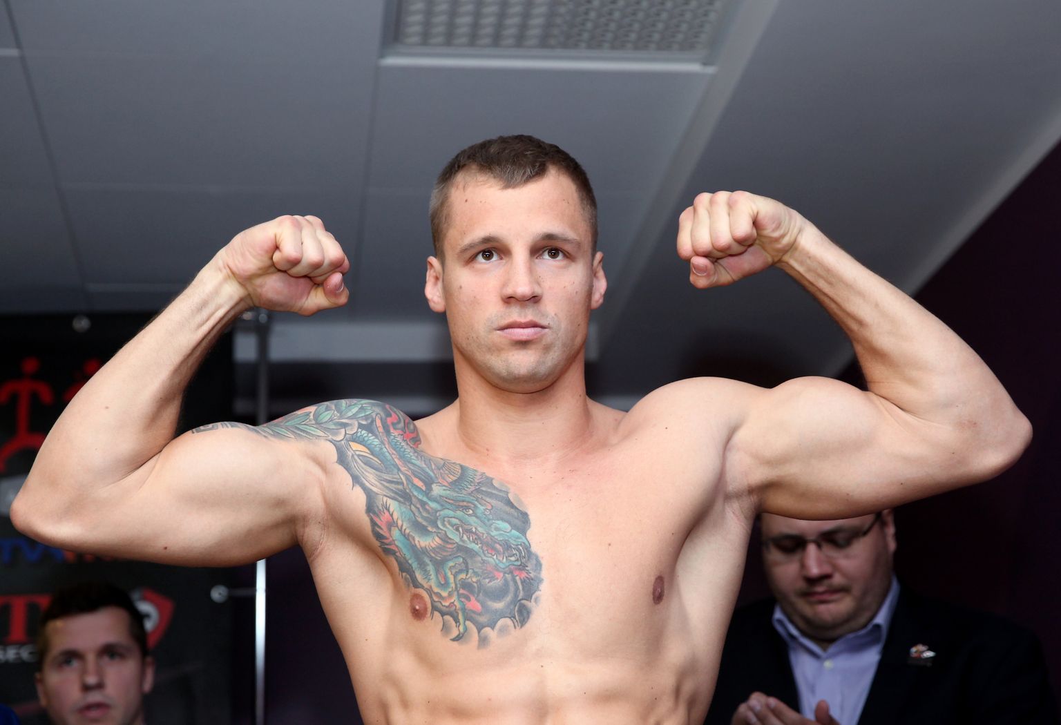Latvijas bokseris Mairis Briedis piedalās svēršanās pasākumā pirms gaidāmās boksa cīņas.