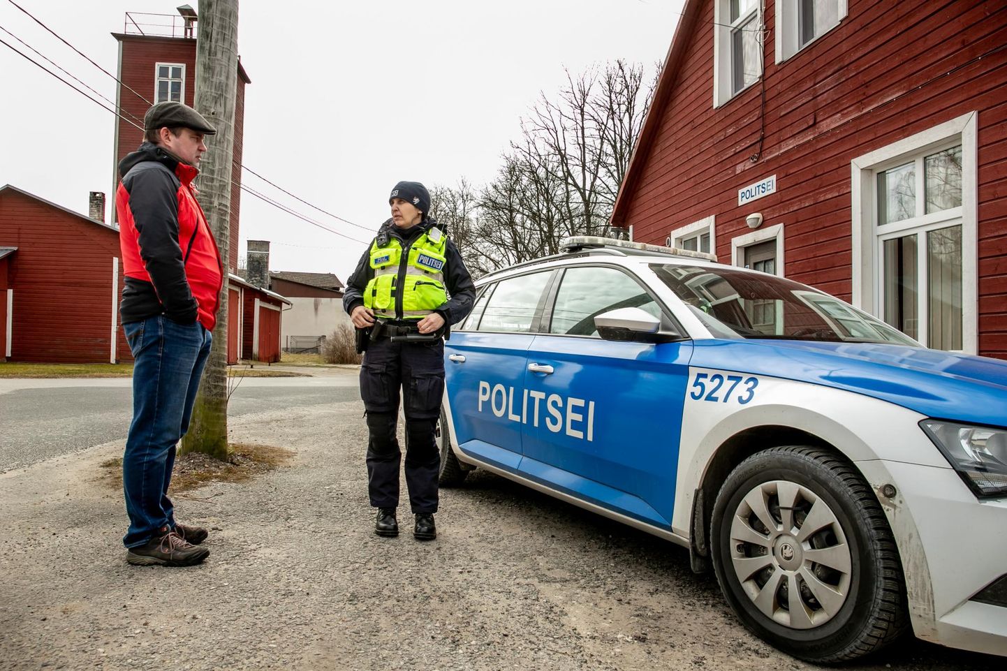 Saarde vallavanem Eiko Tammist ja patrullpolitseinik Malle Vilinurm arutavad valla ja korrakaitsjate koostöös niinimetatud viirusepatrullimist.