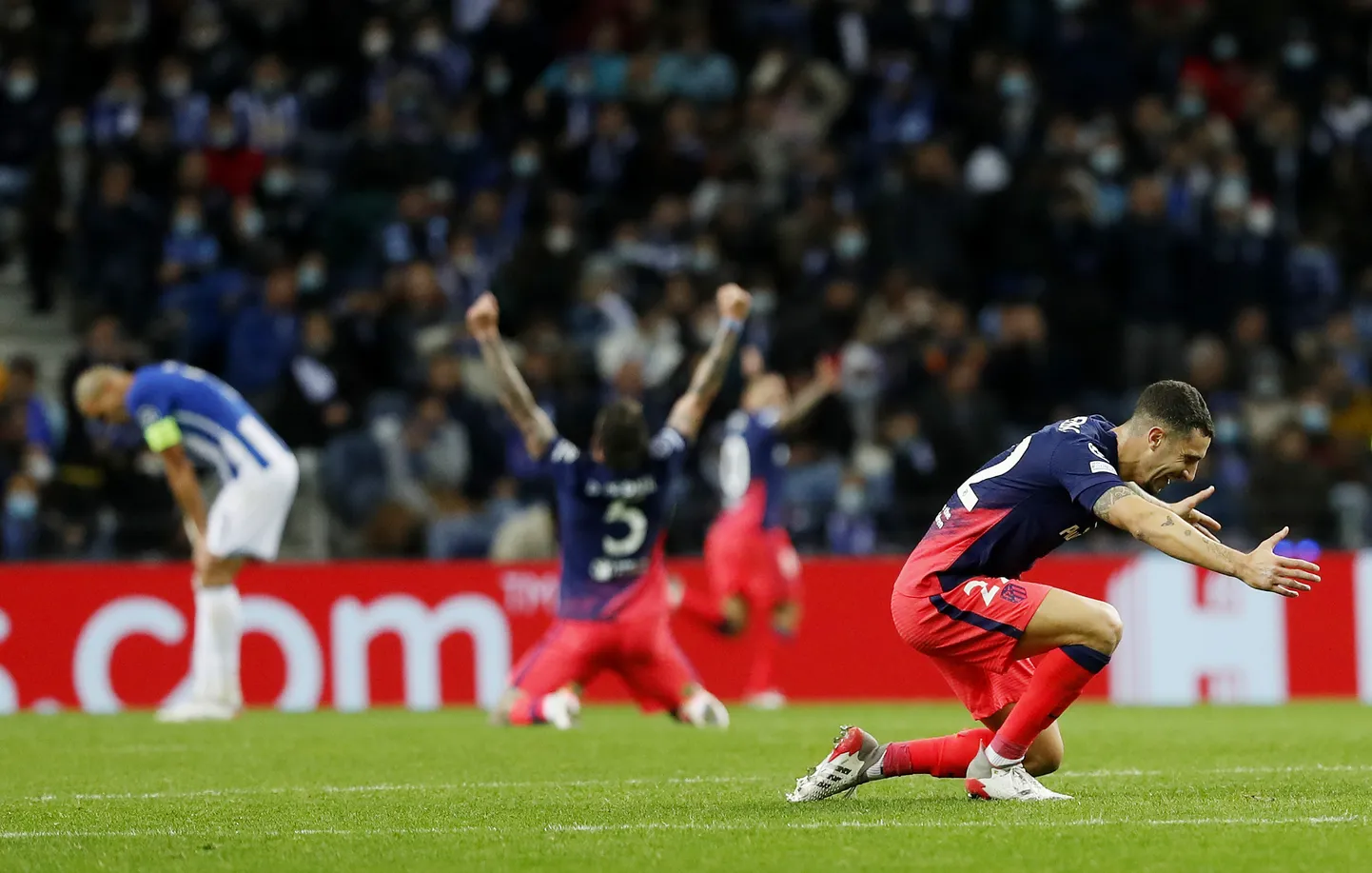 Madridi Atletico mängijad tähistamas magusat võitu.