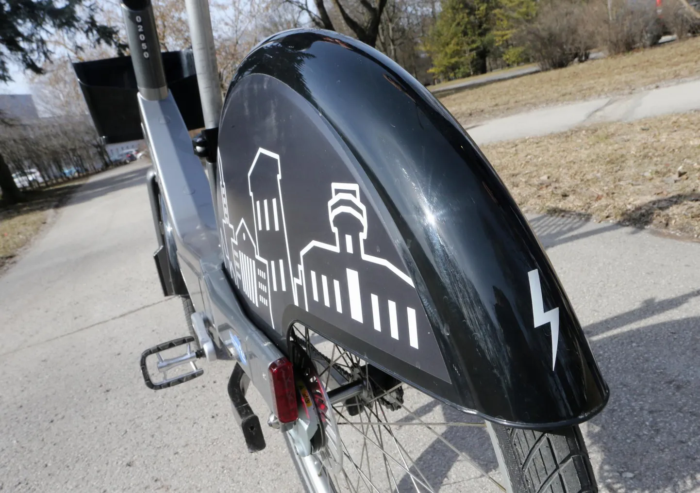 Nii elektri- kui tavajalgrattad näevad väja samasugused. Üht teisest eristab vaid särtsurattale omane piksenool.
