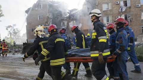 Foto ⟩ Krievijas uzbrukums Kijivai: nogalināto skaits sasniedz 23