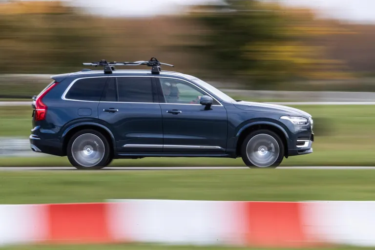 Volvo XC90 T8 pistikhübriid.