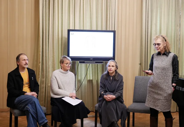 "Zelta ābele 2024" žūrijas komisijas pārstāvji – dzejnieks, fotogrāfs Vladimirs Svetlovs, Kristīne Kalniņa, Ilva Skulte un Latvijas Grāmatizdevēju asociācijas valdes priekšsēdētāja Renāte Punka piedalās preses konferencē, kurā paziņo grāmatu mākslas konkursa "Zelta ābele 2024" nominantus.