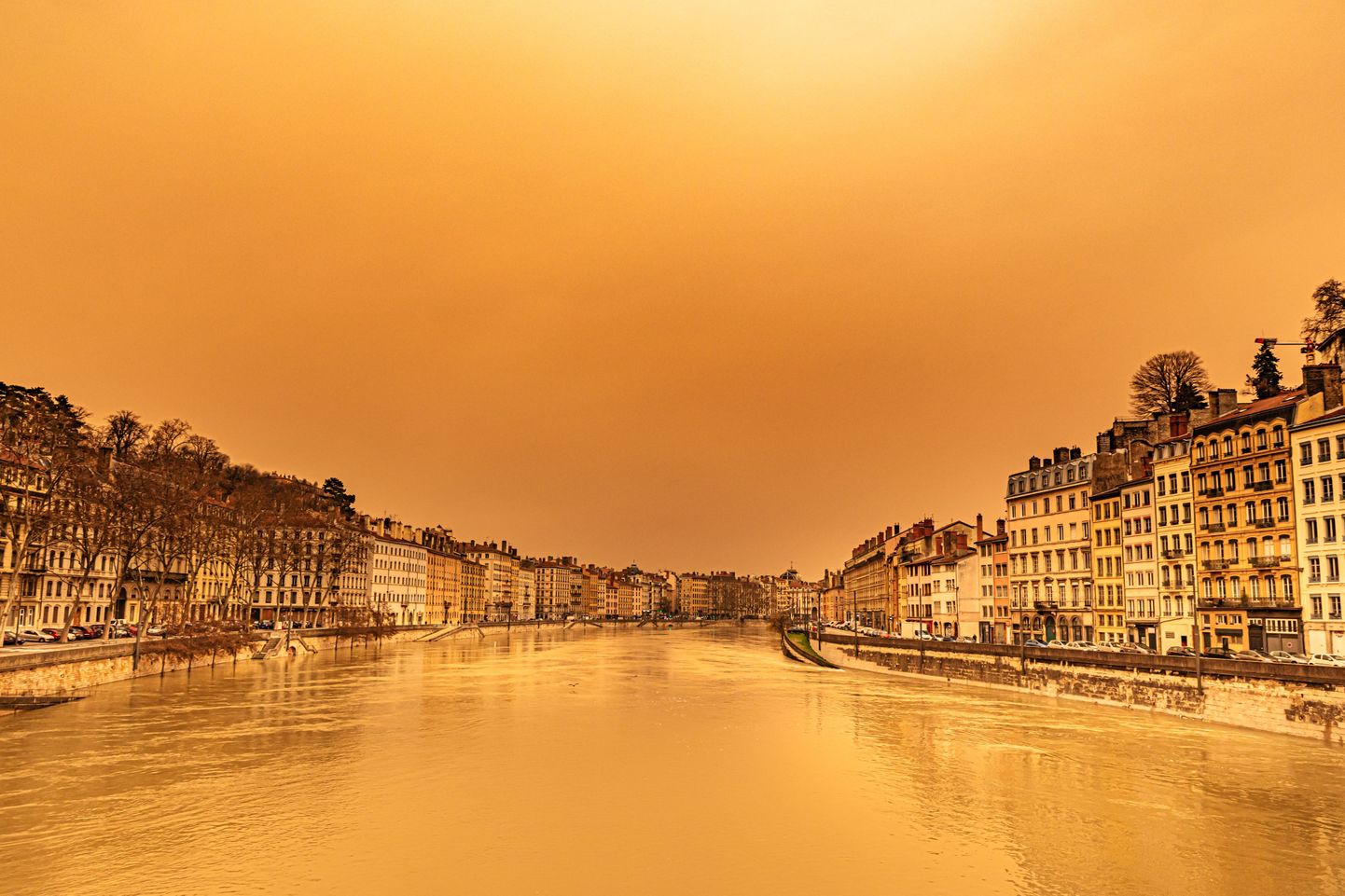 Prantsusmaal Lyonis värvusid Sahara kõrbe liiva tõttu nii taevas kui Saone'i jõgi oranžiks