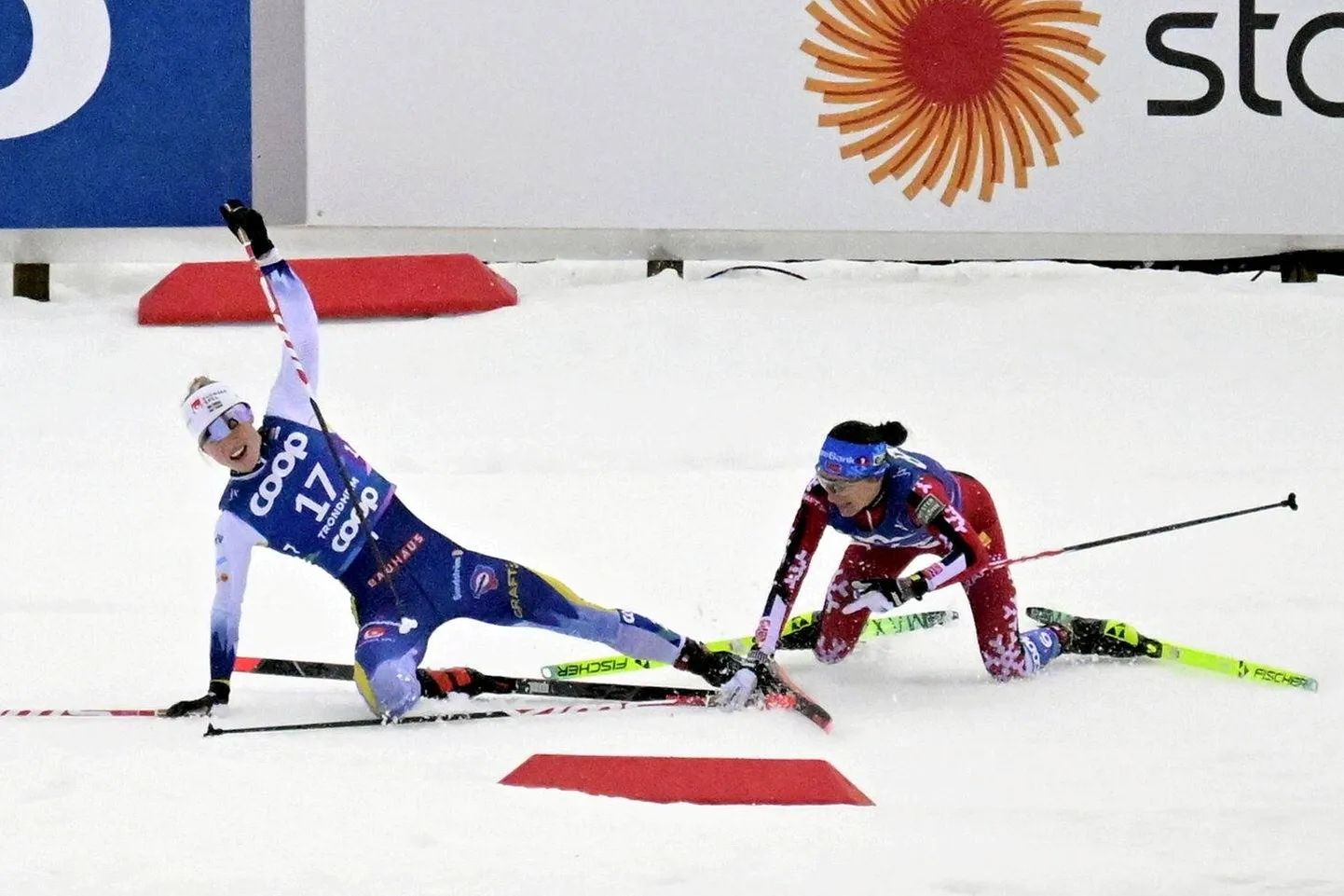 Jonna Sundling (vasakul) kukkus nii, et võttis Heidi Wengi (paremal) endaga kaasa.