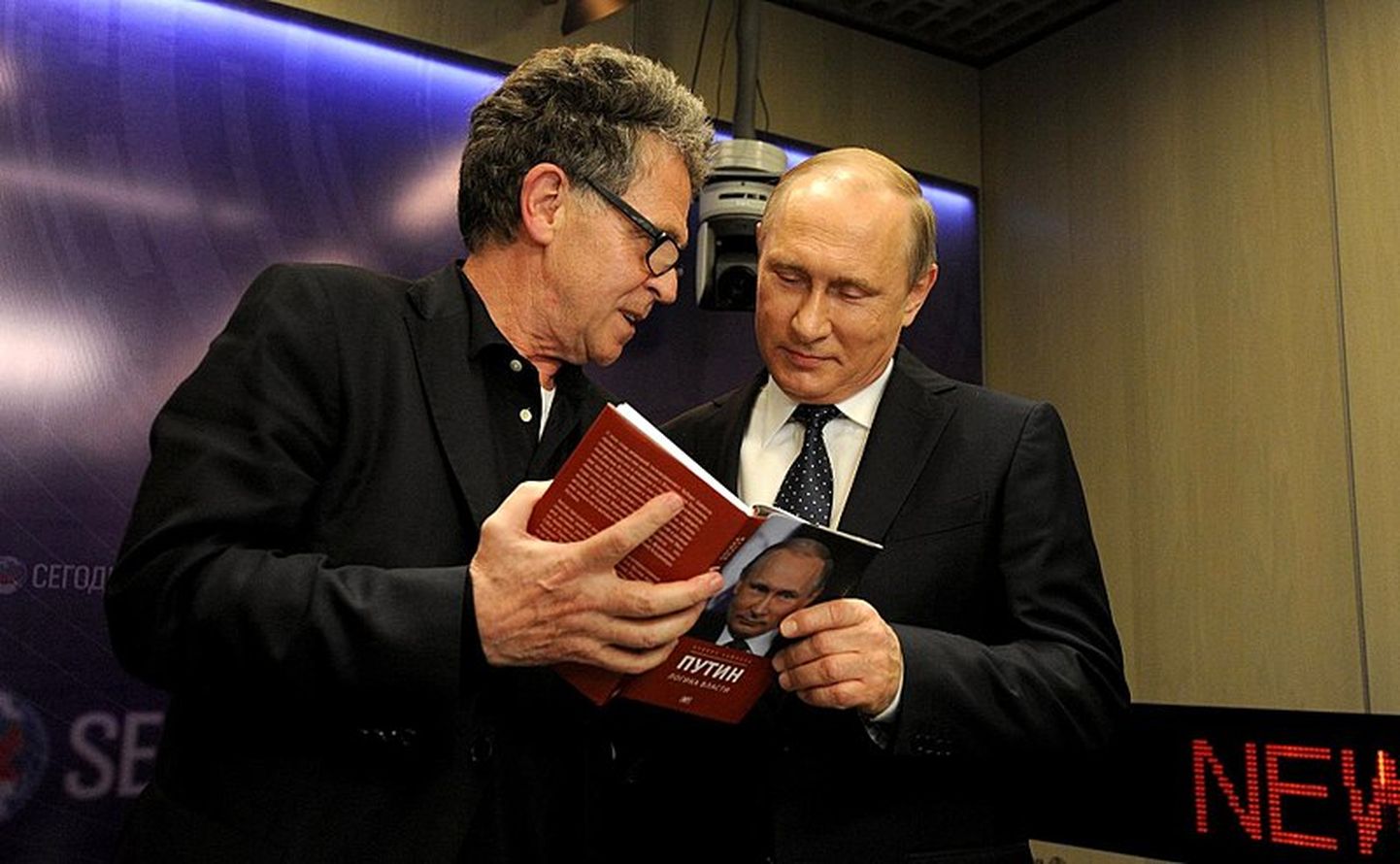 Hubert Seipel näitamas kirjutatud raamatut teose peakangelasele Venemaa presidendile Vladimir Putinile 2016. aastal.