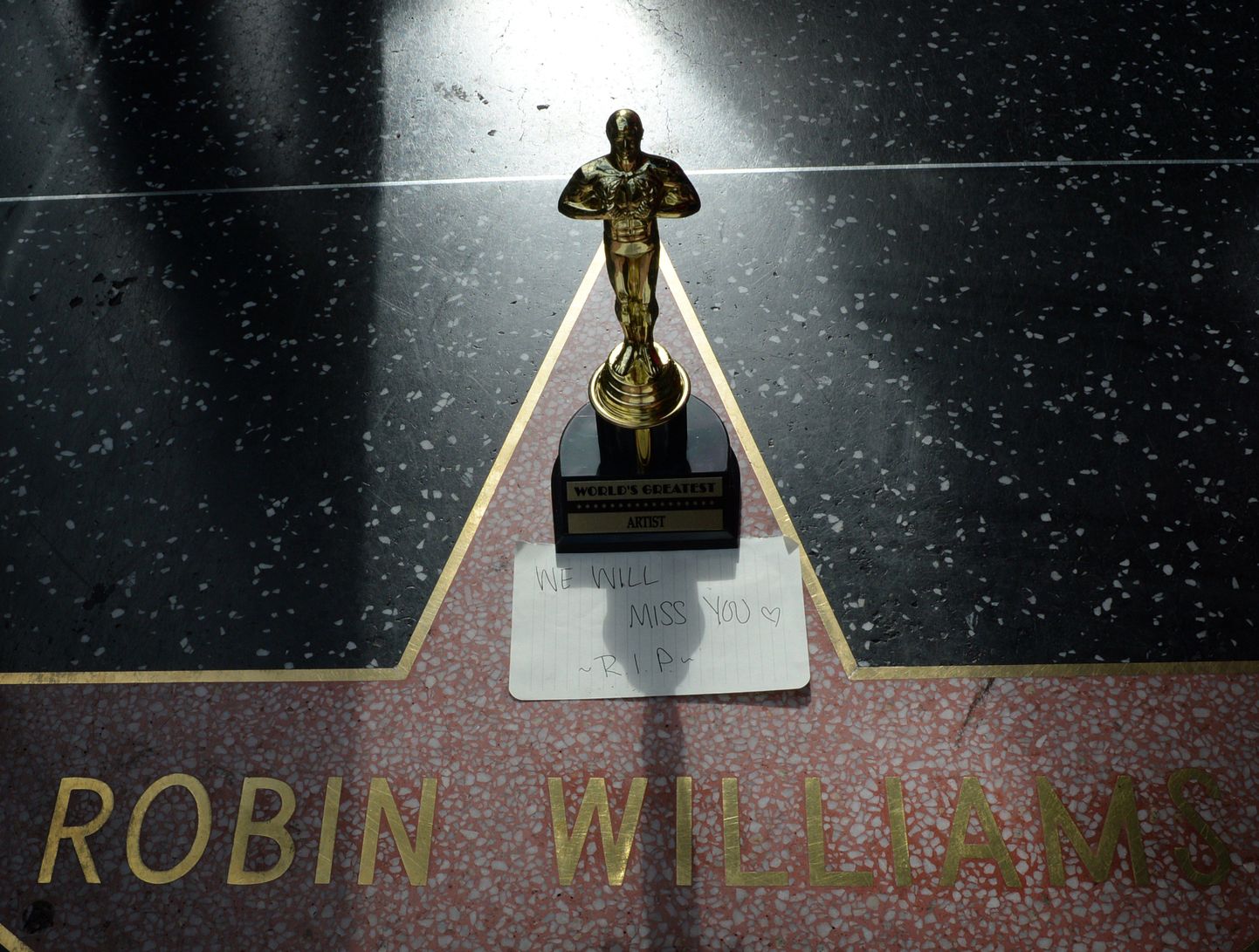 A minature Oscars statue and an "I will miss you" note is seen at Robin Williams' star on the Hollywood Walk of Fame is seen, August 11, 2014, in Hollywood, California.  Academy Award-winning actor and comedian Robin Williams was found dead in his Marin County home earlier today of an apparent suicide. He was 63 years old.         AFP PHOTO/Mark RALSTON