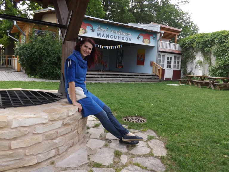 Юлия Прокопчук около волшебного колодца в игровом дворе "Страны чудес". Здесь играют в ролевые игры, устраивают маскарады и ставят спектакли. Фото:  