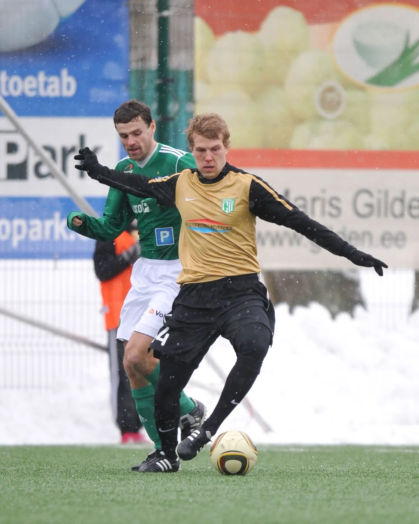 FC Flora mängija Henri Anier (esiplaanil).