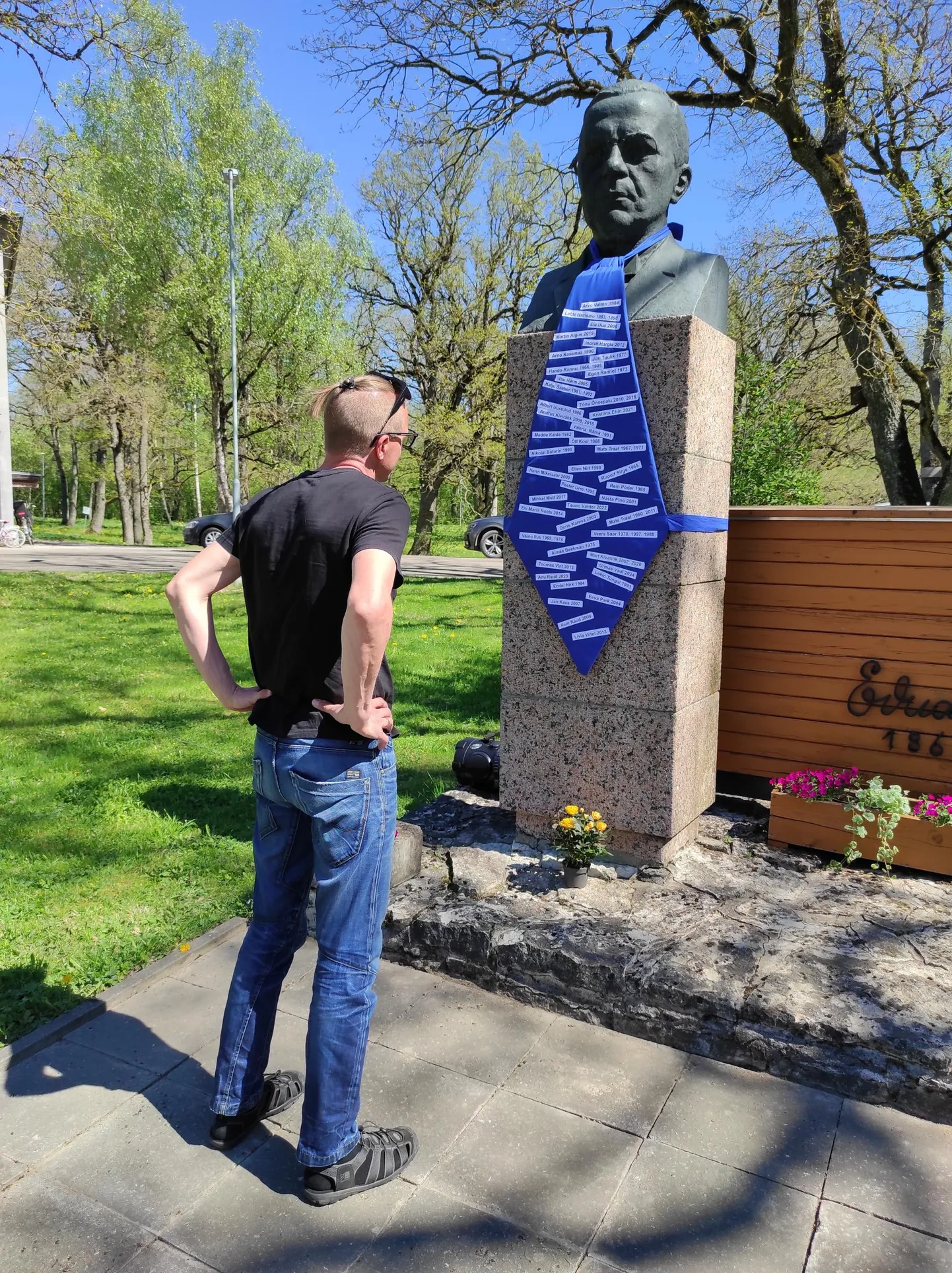 Kirjanik Eduard Vilde saab auhinna üleandmise päeval kaela kirjandusauhinna laureaatide nimedega lipsu. Lipsu uurib mullune laureaat Urmas Vadi.
