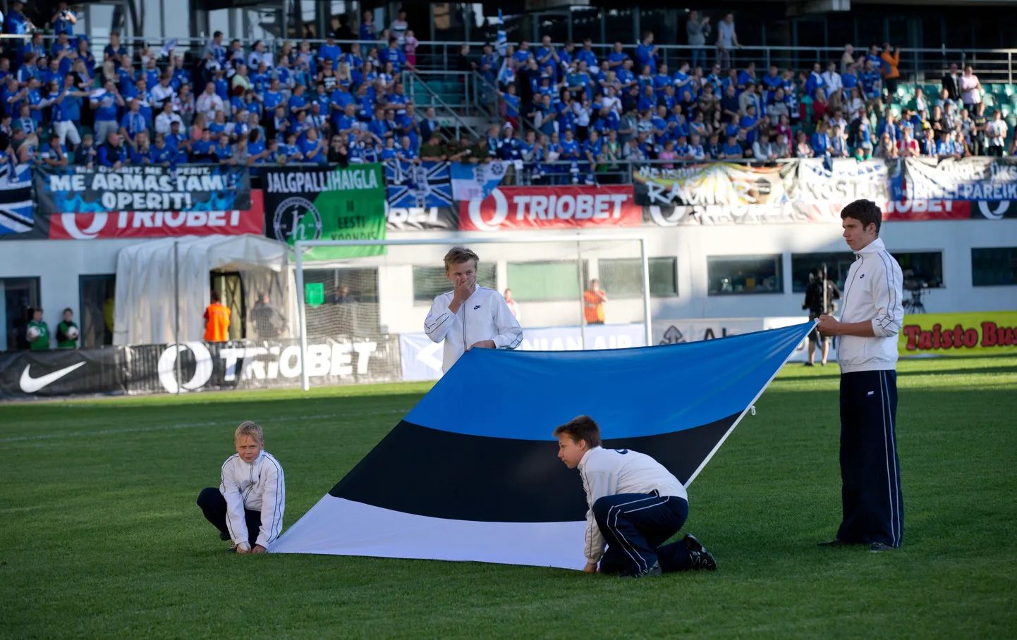 Флаг Эстонии на футбольном стадионе.