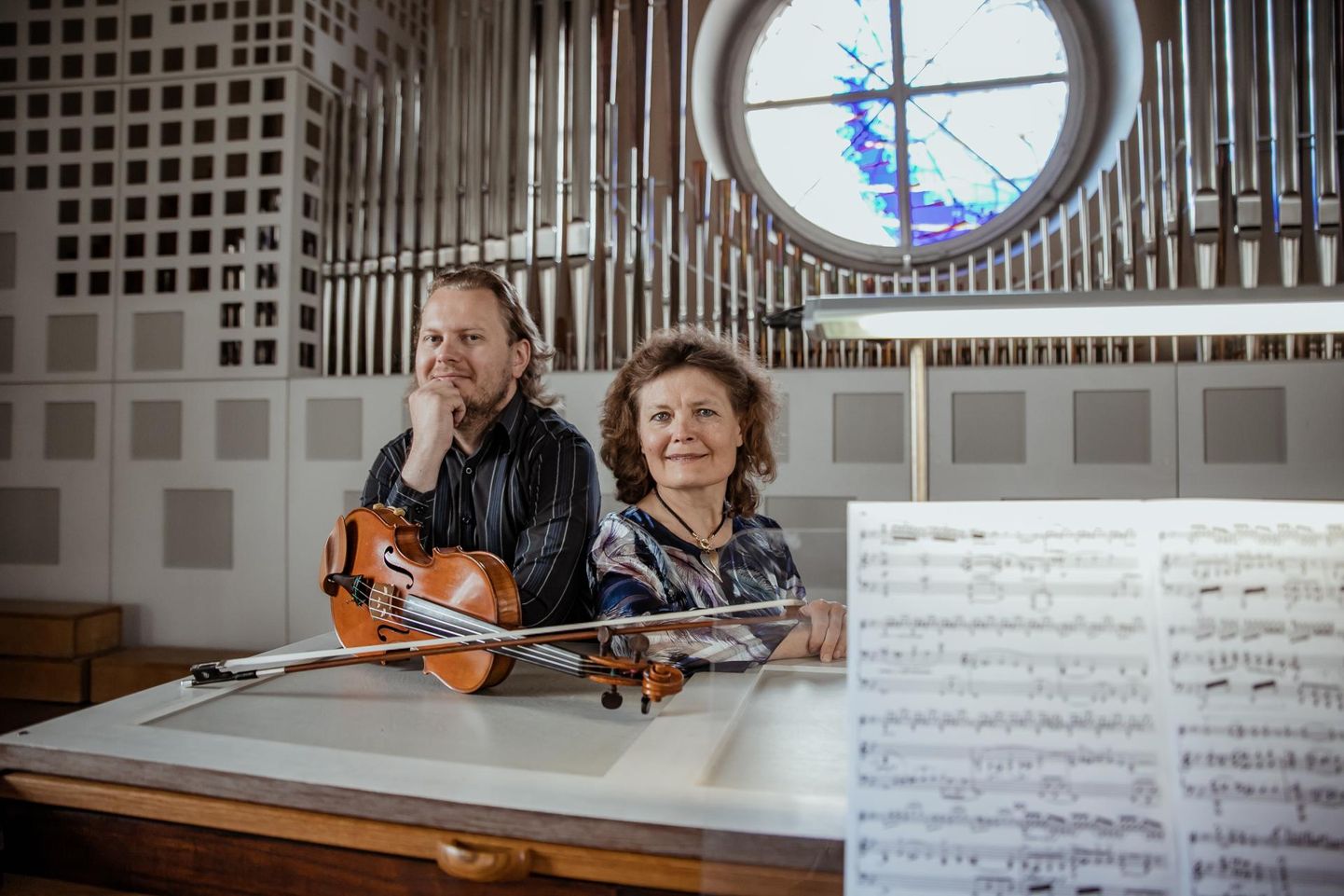 Viiulimängija Ingmar Simson-Valtin ja organist Ines Maidre.